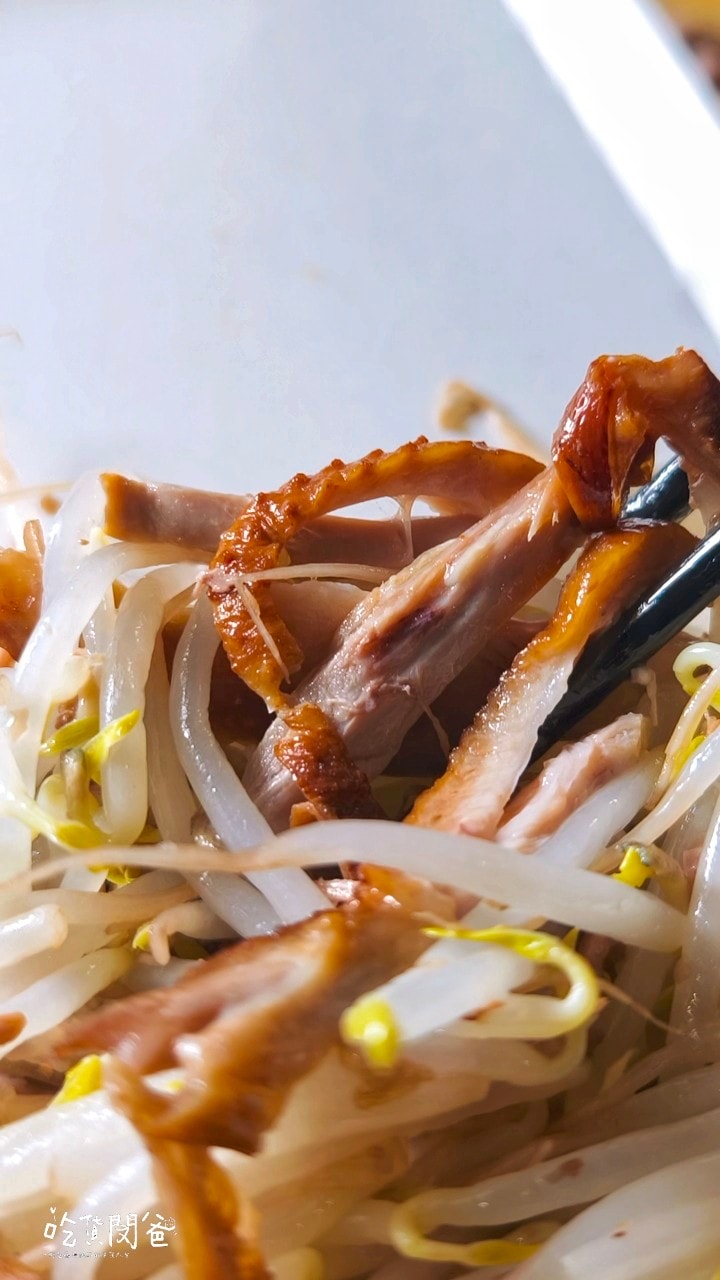 高雄便當推薦│老爺美食館鳳山店│米其林認證的平價便當,迷人焦糖燻鴨香!鴨腿、鴨胸、香茅煎肉混搭鴨絲飯一吃愛上!打包回家! - 第43張圖 高雄便當推薦│老爺美食館鳳山店│米其林認證的平價便當,迷人焦糖燻鴨香!鴨腿、鴨胸、香茅煎肉混搭鴨絲飯一吃愛上!打包回家!