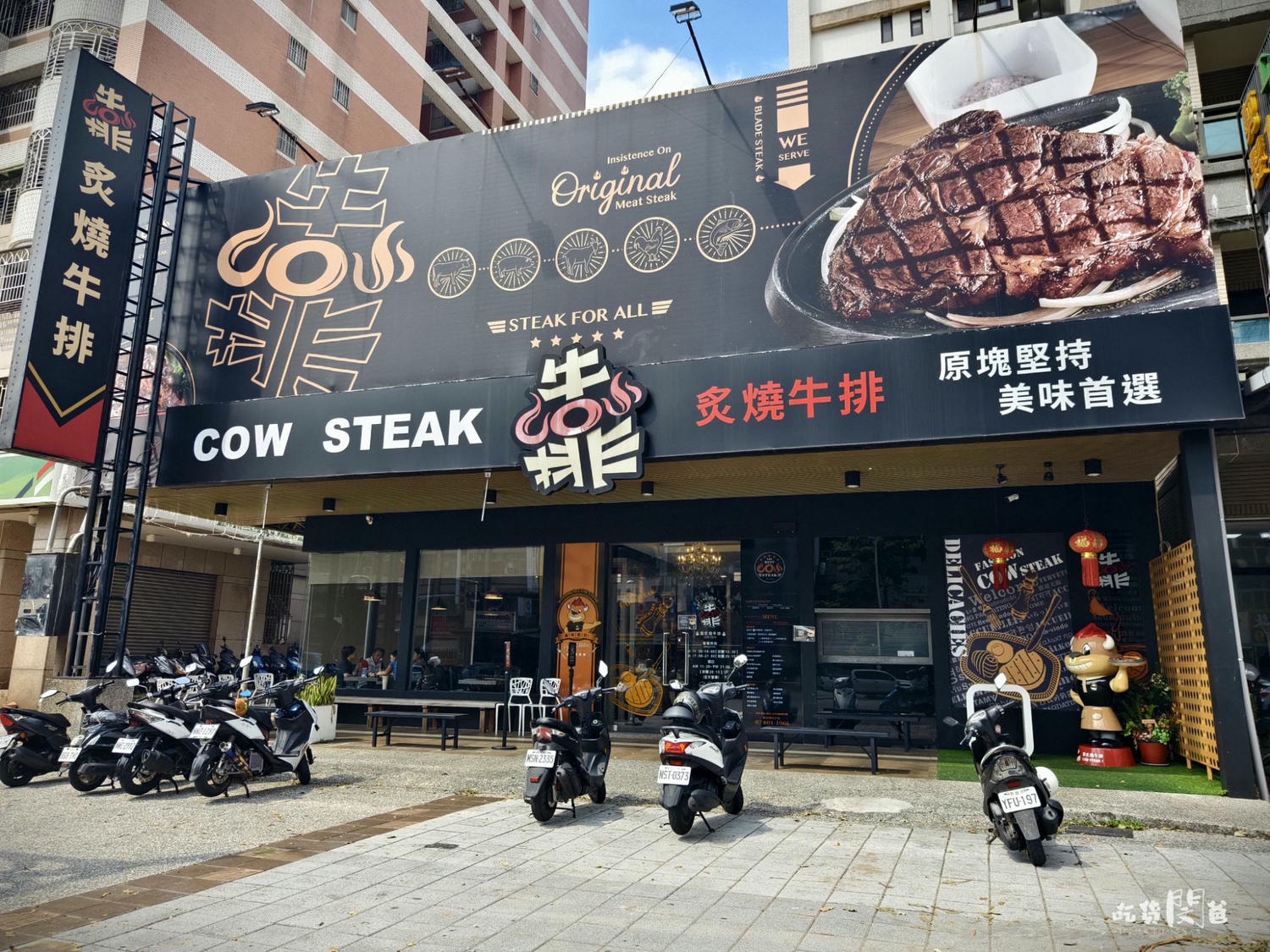 高雄小港吃到飽│靠炙燒牛排│超派牛排CP價！自助吧、鐵板麵還讓你爽爽吃！不吃還好，一吃愛上！