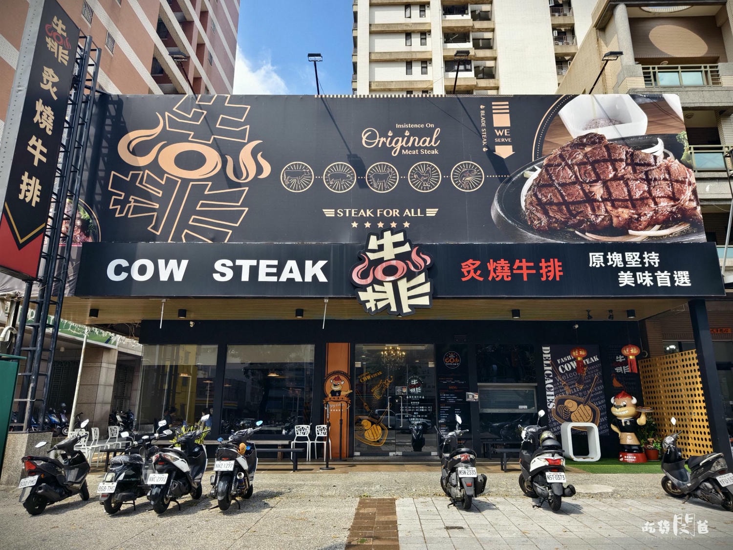 高雄小港吃到飽│靠炙燒牛排│超派牛排CP價！自助吧、鐵板麵還讓你爽爽吃！不吃還好，一吃愛上！