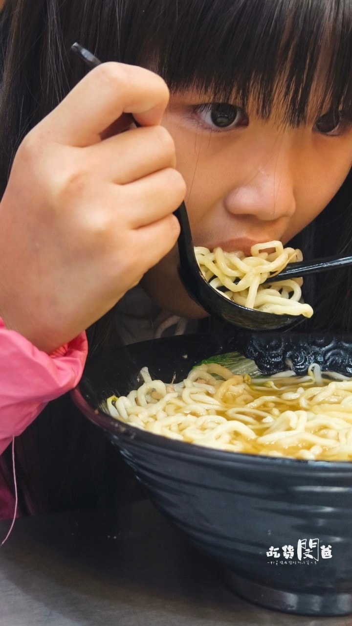 光華路溫家麵館│高雄前鎮│老店新開！麵必吃、滷味必點、湯必喝！高CP宵夜場，你會愛上！