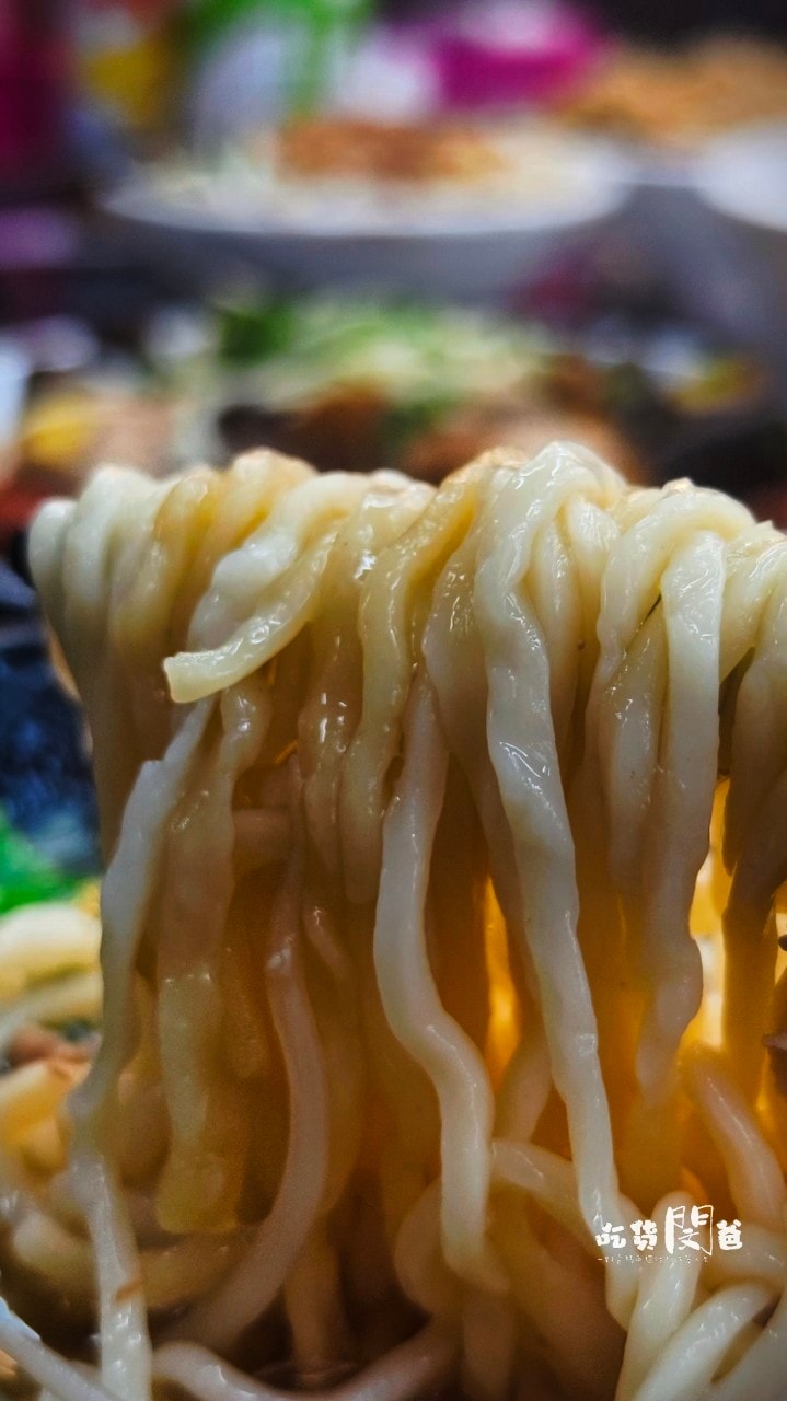 光華路溫家麵館│高雄前鎮│老店新開！麵必吃、滷味必點、湯必喝！高CP宵夜場，你會愛上！