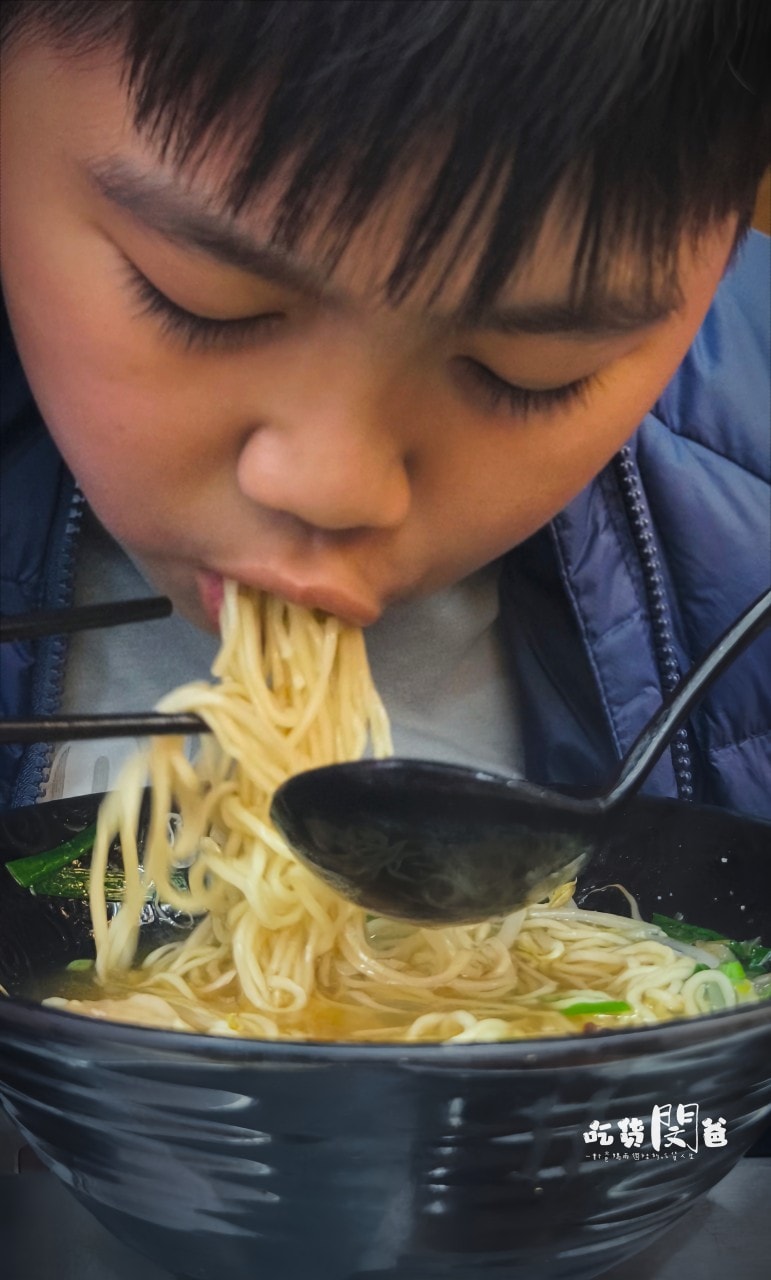 光華路溫家麵館│高雄前鎮│老店新開！麵必吃、滷味必點、湯必喝！高CP宵夜場，你會愛上！