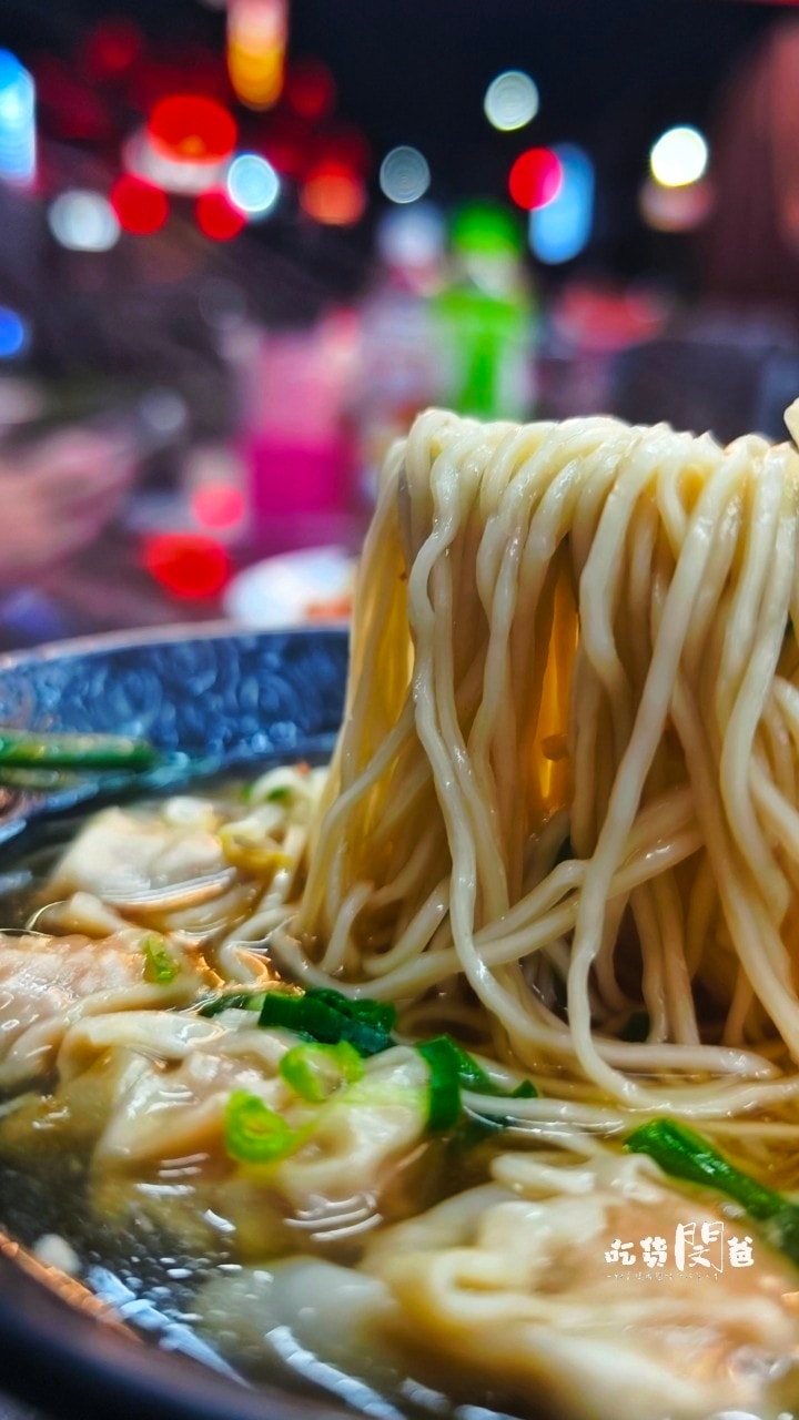 光華路溫家麵館│高雄前鎮│老店新開！麵必吃、滷味必點、湯必喝！高CP宵夜場，你會愛上！