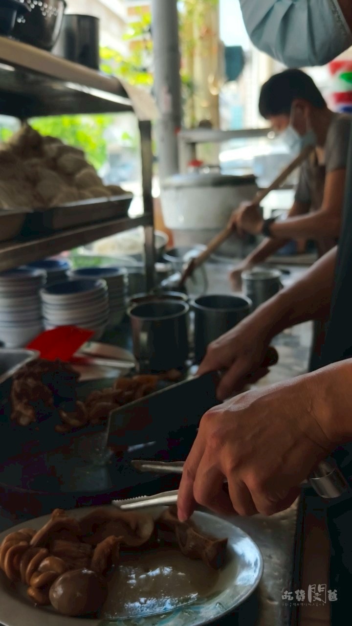哈爾濱街陽春麵飯｜高雄三民｜後驛最強滷味！超佛心麵店，飯麵涮嘴！滷味秒殺！