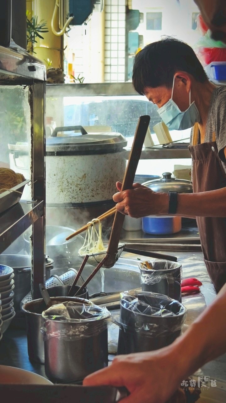 哈爾濱街陽春麵飯｜高雄三民｜後驛最強滷味！超佛心麵店，飯麵涮嘴！滷味秒殺！