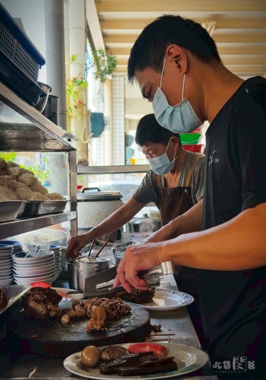 哈爾濱街陽春麵飯｜高雄三民｜後驛最強滷味！超佛心麵店，飯麵涮嘴！滷味秒殺！