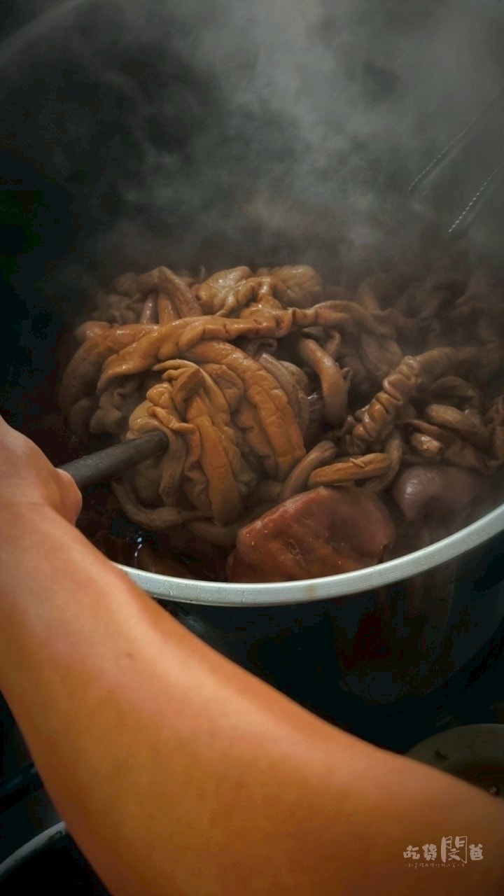 哈爾濱街陽春麵飯｜高雄三民｜後驛最強滷味！超佛心麵店，飯麵涮嘴！滷味秒殺！
