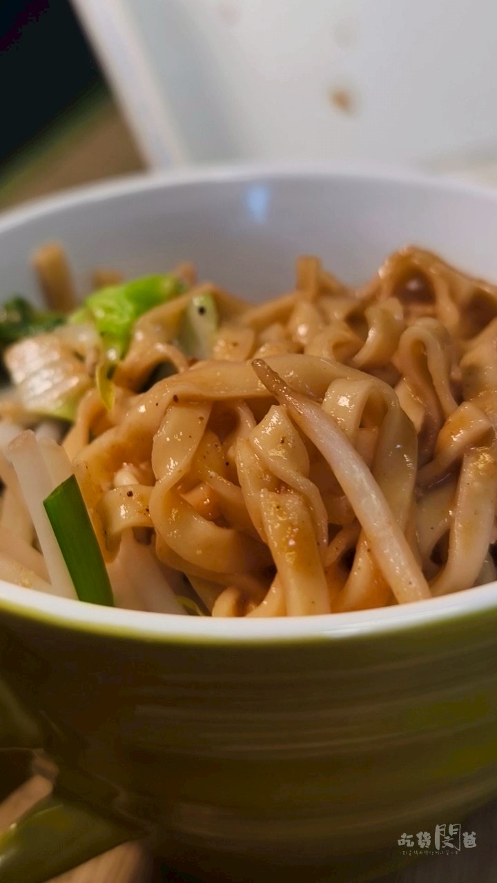 哈爾濱街陽春麵飯｜高雄三民｜後驛最強滷味！超佛心麵店，飯麵涮嘴！滷味秒殺！