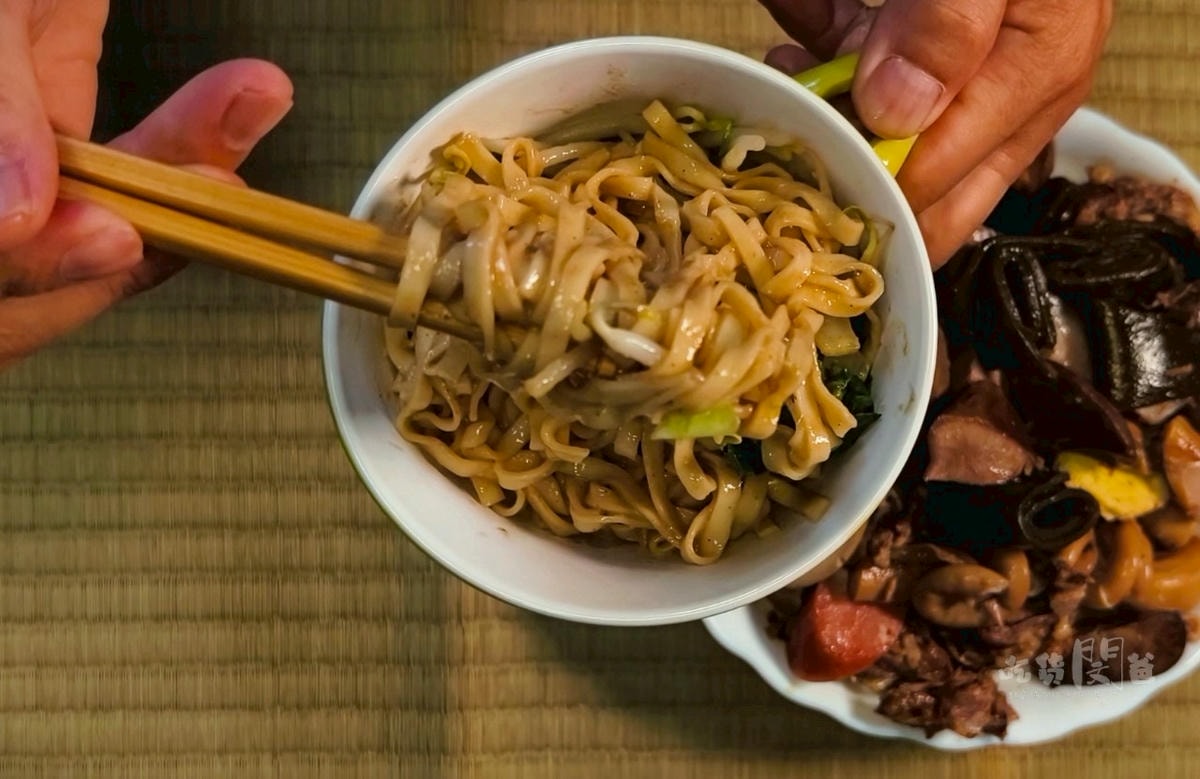 哈爾濱街陽春麵飯｜高雄三民｜後驛最強滷味！超佛心麵店，飯麵涮嘴！滷味秒殺！