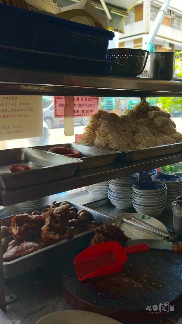 哈爾濱街陽春麵飯｜高雄三民｜後驛最強滷味！超佛心麵店，飯麵涮嘴！滷味秒殺！