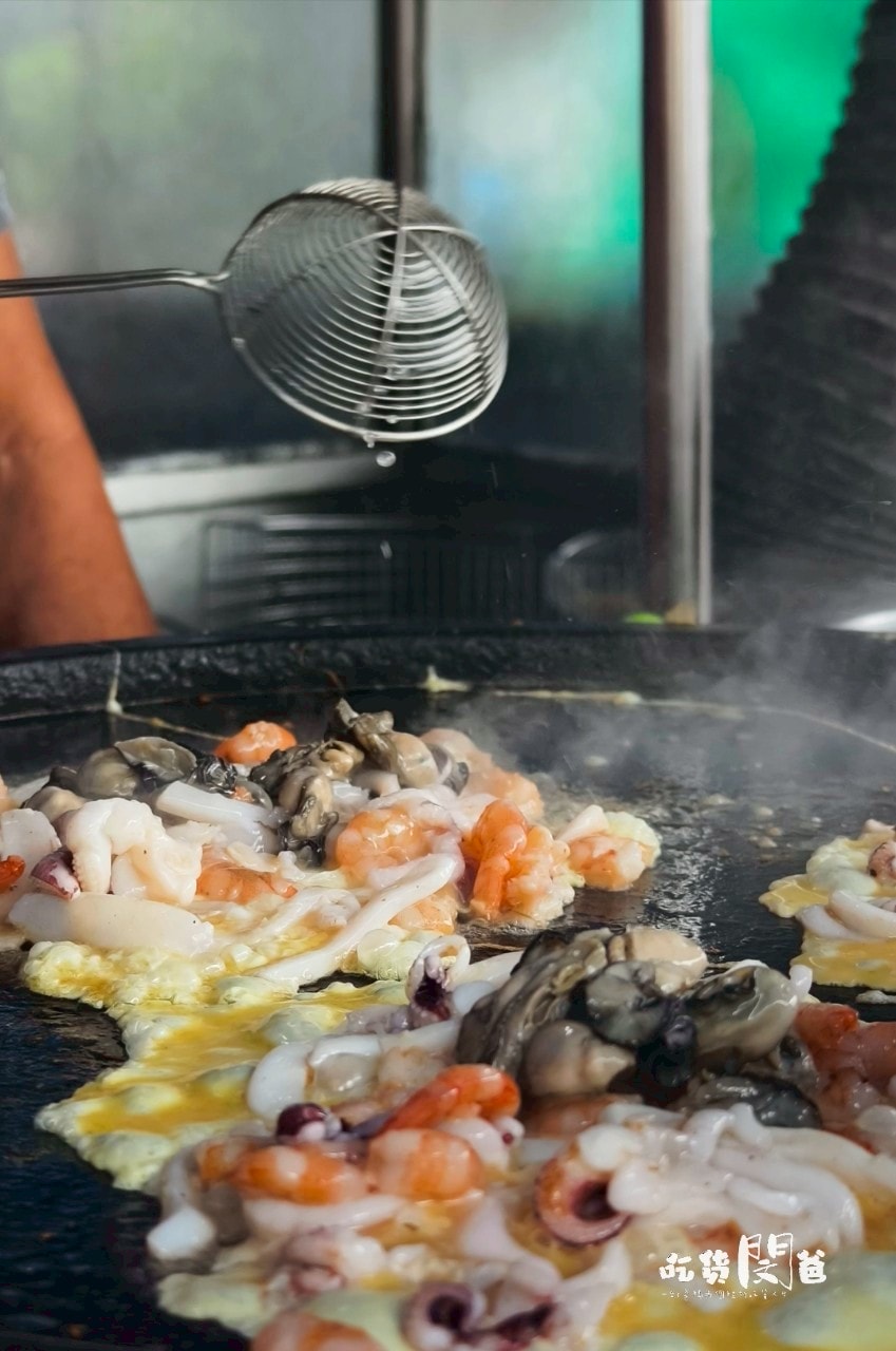 高雄鳳山|國泰花市隱藏版美食一次吃齊!霸氣蚵仔煎、麻辣關東煮、50元玉米,紅茶冰爽爽吃! - 第18張圖 高雄鳳山|國泰花市隱藏版美食一次吃齊!霸氣蚵仔煎、麻辣關東煮、50元玉米,紅茶冰爽爽吃!
