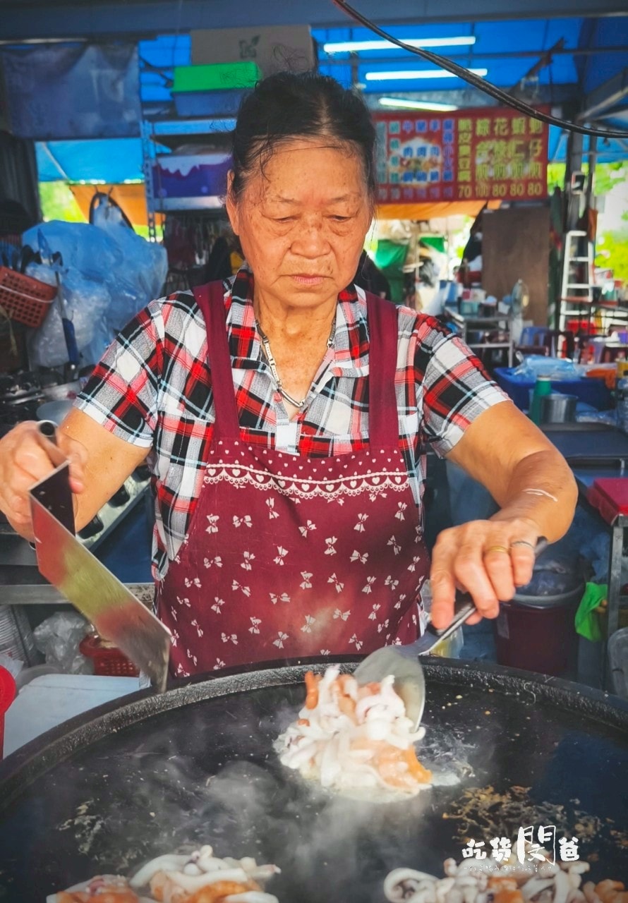 高雄鳳山|國泰花市隱藏版美食一次吃齊!霸氣蚵仔煎、麻辣關東煮、50元玉米,紅茶冰爽爽吃! - 第14張圖 高雄鳳山|國泰花市隱藏版美食一次吃齊!霸氣蚵仔煎、麻辣關東煮、50元玉米,紅茶冰爽爽吃!