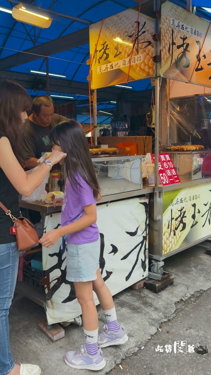 高雄鳳山|國泰花市隱藏版美食一次吃齊!霸氣蚵仔煎、麻辣關東煮、50元玉米,紅茶冰爽爽吃! - 第50張圖 高雄鳳山|國泰花市隱藏版美食一次吃齊!霸氣蚵仔煎、麻辣關東煮、50元玉米,紅茶冰爽爽吃!