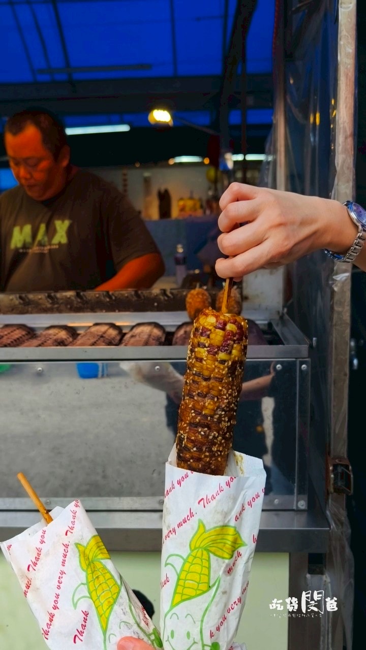 高雄鳳山|國泰花市隱藏版美食一次吃齊!霸氣蚵仔煎、麻辣關東煮、50元玉米,紅茶冰爽爽吃! - 第46張圖 高雄鳳山|國泰花市隱藏版美食一次吃齊!霸氣蚵仔煎、麻辣關東煮、50元玉米,紅茶冰爽爽吃!