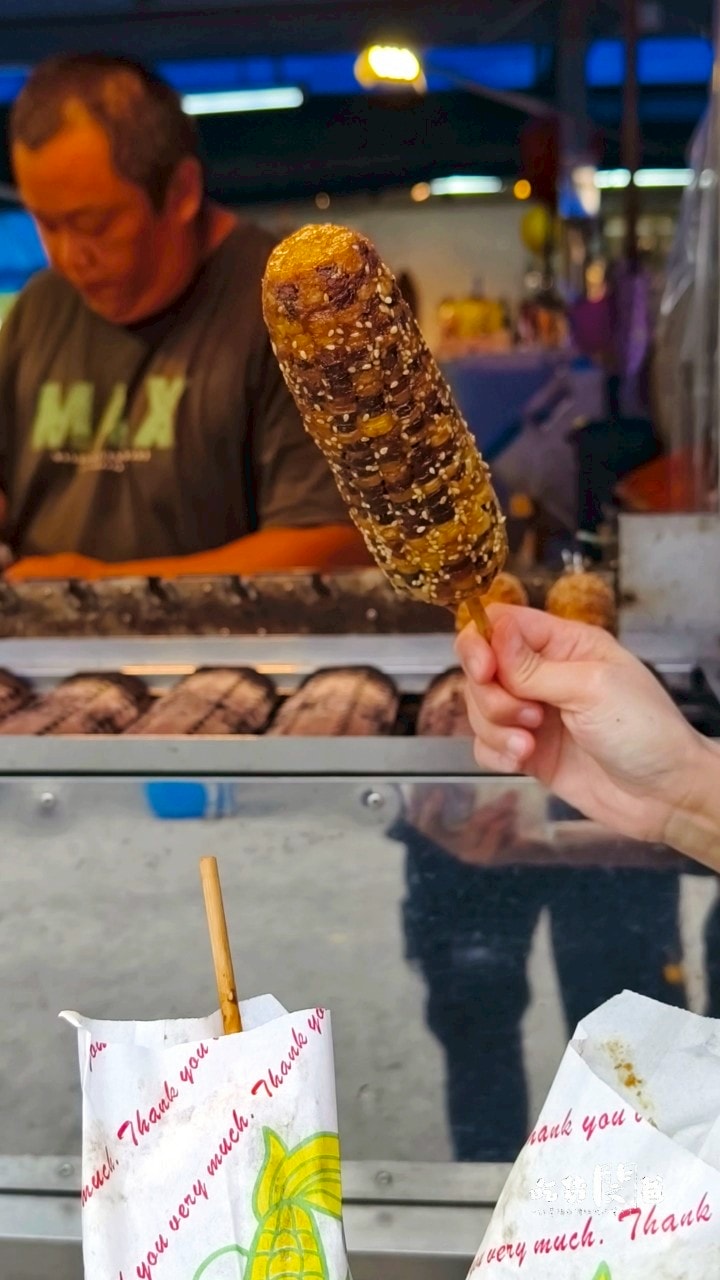 高雄鳳山|國泰花市隱藏版美食一次吃齊!霸氣蚵仔煎、麻辣關東煮、50元玉米,紅茶冰爽爽吃! - 第51張圖 高雄鳳山|國泰花市隱藏版美食一次吃齊!霸氣蚵仔煎、麻辣關東煮、50元玉米,紅茶冰爽爽吃!