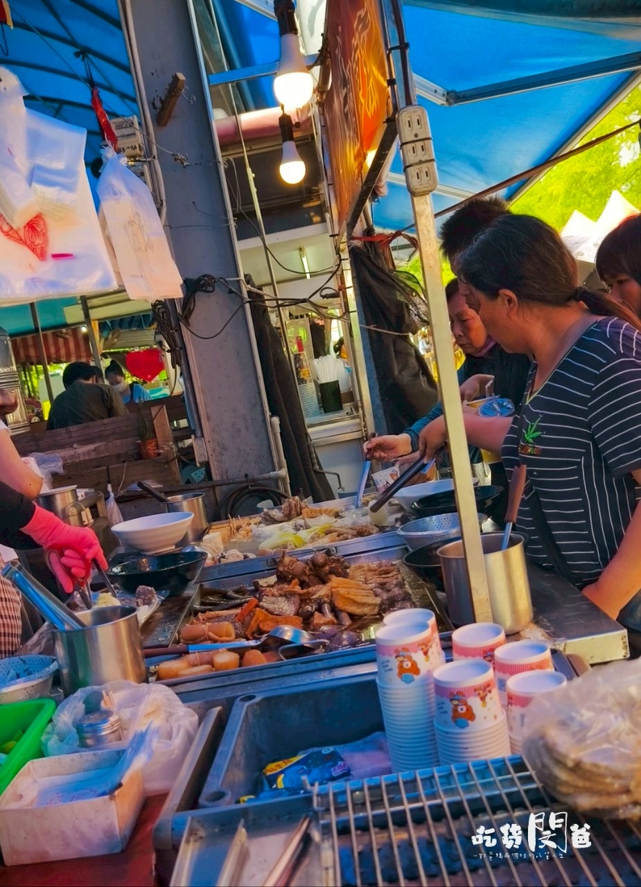 高雄鳳山|國泰花市隱藏版美食一次吃齊!霸氣蚵仔煎、麻辣關東煮、50元玉米,紅茶冰爽爽吃! - 第34張圖 高雄鳳山|國泰花市隱藏版美食一次吃齊!霸氣蚵仔煎、麻辣關東煮、50元玉米,紅茶冰爽爽吃!