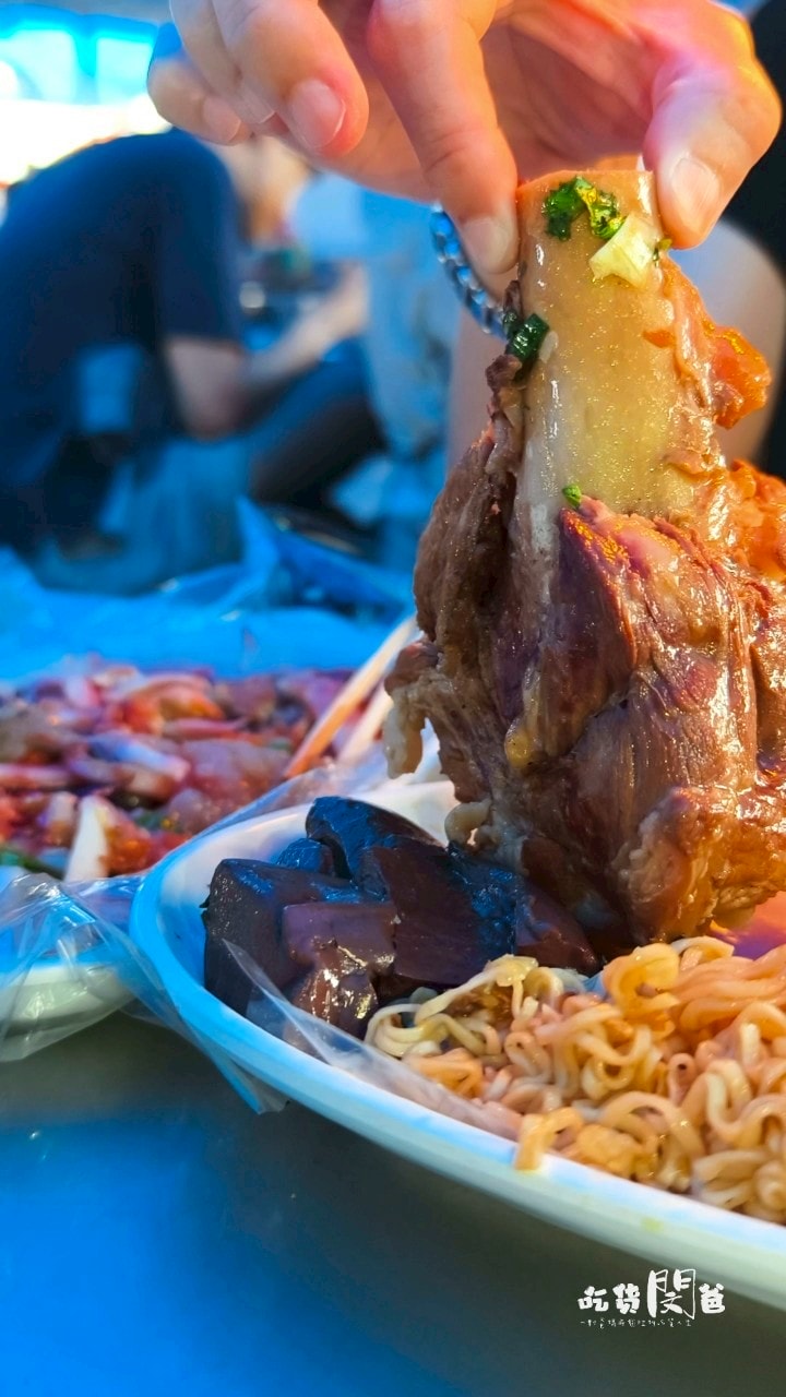 高雄鳳山|國泰花市隱藏版美食一次吃齊!霸氣蚵仔煎、麻辣關東煮、50元玉米,紅茶冰爽爽吃! - 第37張圖 高雄鳳山|國泰花市隱藏版美食一次吃齊!霸氣蚵仔煎、麻辣關東煮、50元玉米,紅茶冰爽爽吃!