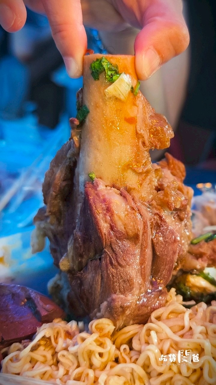 高雄鳳山|國泰花市隱藏版美食一次吃齊!霸氣蚵仔煎、麻辣關東煮、50元玉米,紅茶冰爽爽吃! - 第40張圖 高雄鳳山|國泰花市隱藏版美食一次吃齊!霸氣蚵仔煎、麻辣關東煮、50元玉米,紅茶冰爽爽吃!
