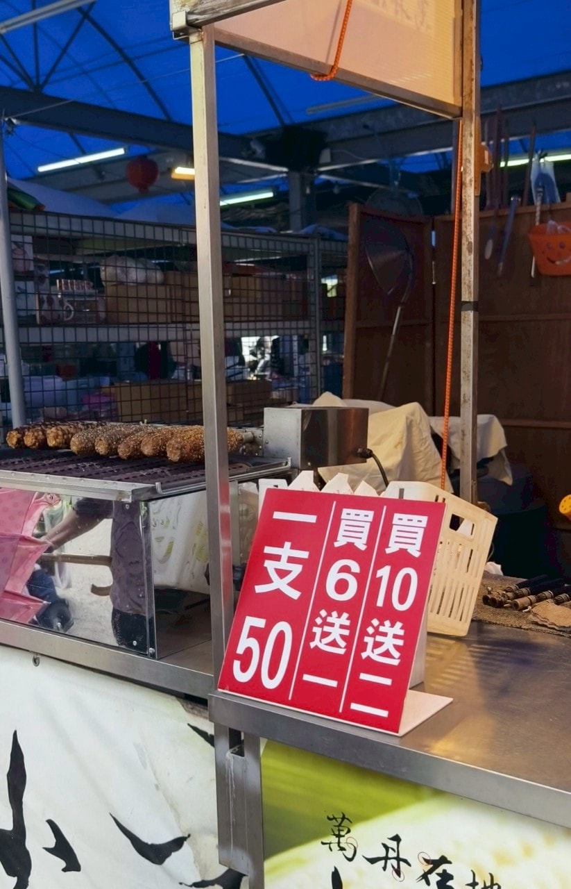 高雄鳳山|國泰花市隱藏版美食一次吃齊!霸氣蚵仔煎、麻辣關東煮、50元玉米,紅茶冰爽爽吃! - 第45張圖 高雄鳳山|國泰花市隱藏版美食一次吃齊!霸氣蚵仔煎、麻辣關東煮、50元玉米,紅茶冰爽爽吃!