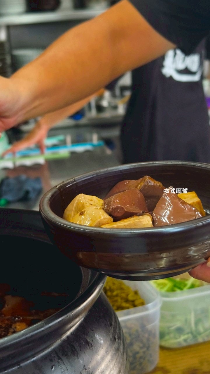 御麵館東港店|夠嗆!隱藏版小食堂,四川麻辣肥腸炸醬麵、酸辣乾粉夠勁必吃! - 第33張圖 御麵館東港店|夠嗆!隱藏版小食堂,四川麻辣肥腸炸醬麵、酸辣乾粉夠勁必吃!
