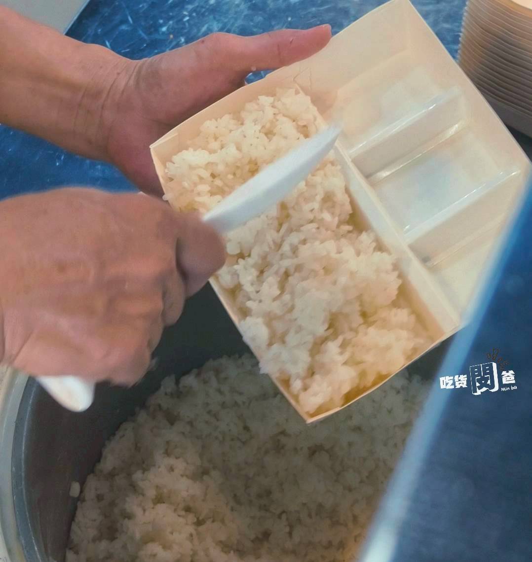 福容軒｜高雄仁武｜百元不到的便當，份量浮誇，主菜鋪好鋪滿，飽到天靈蓋 !