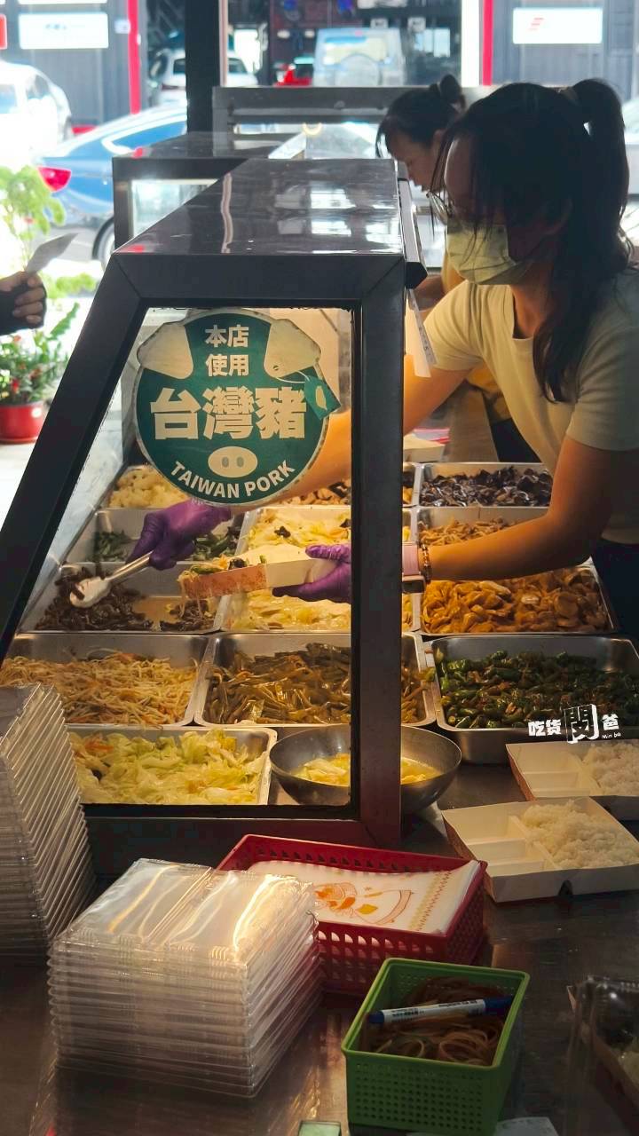 福容軒｜高雄仁武｜百元不到的便當，份量浮誇，主菜鋪好鋪滿，飽到天靈蓋 !