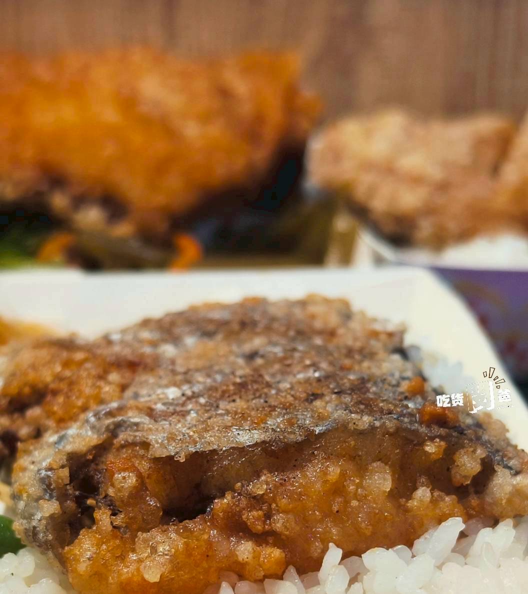 福容軒｜高雄仁武｜百元不到的便當，份量浮誇，主菜鋪好鋪滿，飽到天靈蓋 !