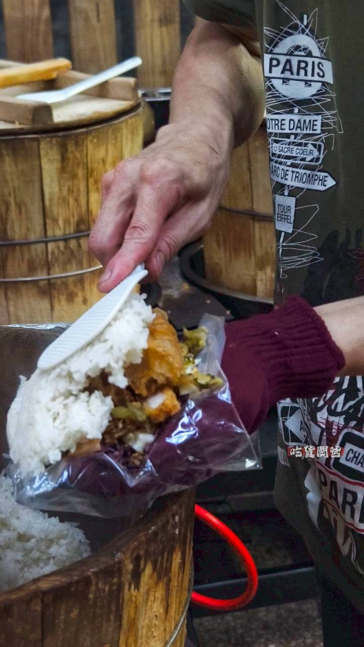 香香飯糰｜鼎中路美食｜老闆怕你餓！一顆抵兩餐，配菜近60樣，浮誇系飯糰！