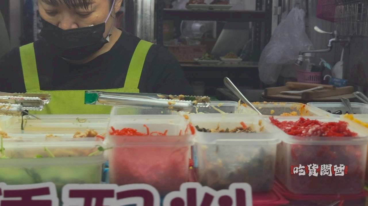 香香飯糰｜鼎中路美食｜老闆怕你餓！一顆抵兩餐，配菜近60樣，浮誇系飯糰！