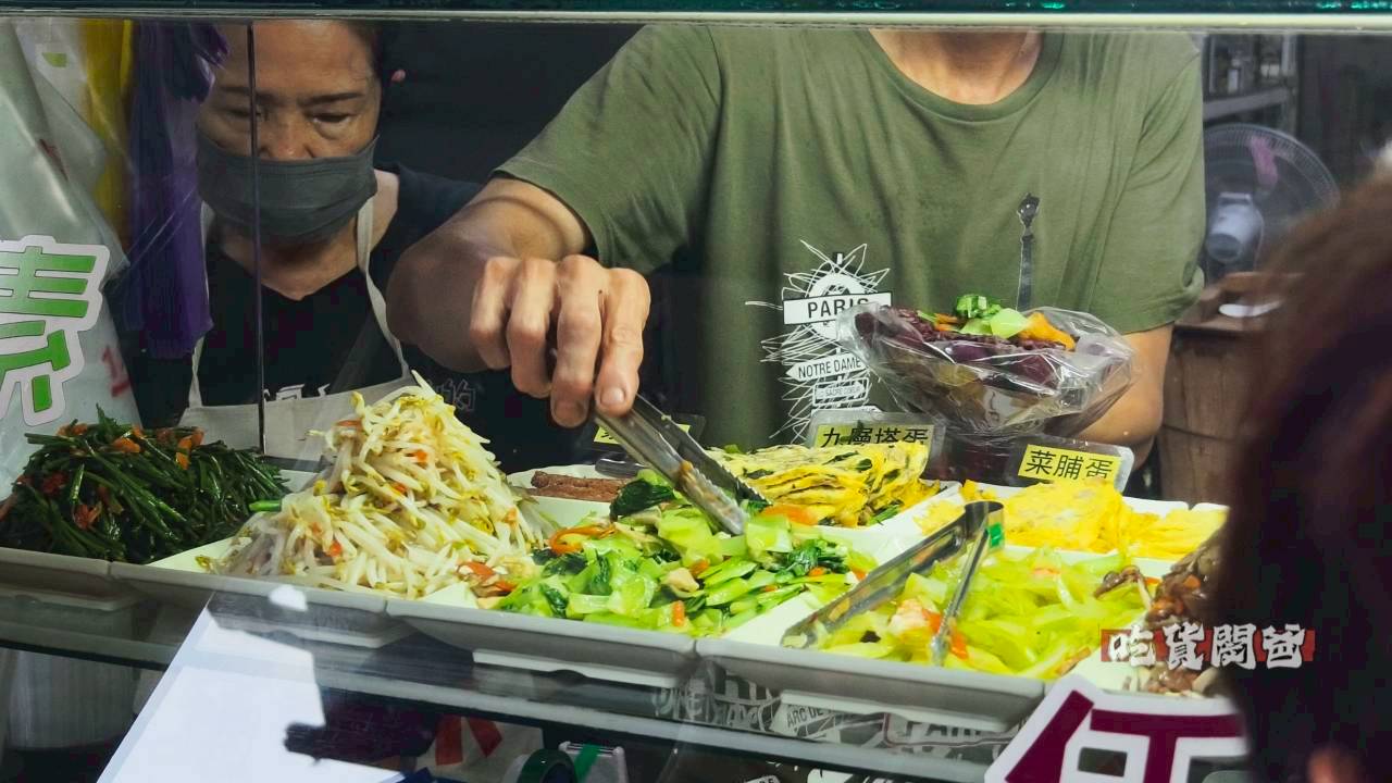 香香飯糰｜鼎中路美食｜老闆怕你餓！一顆抵兩餐，配菜近60樣，浮誇系飯糰！