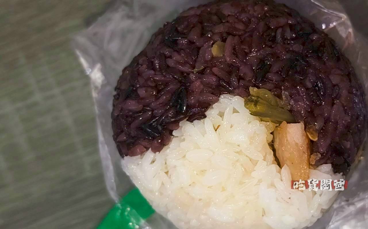 香香飯糰｜鼎中路美食｜老闆怕你餓！一顆抵兩餐，配菜近60樣，浮誇系飯糰！