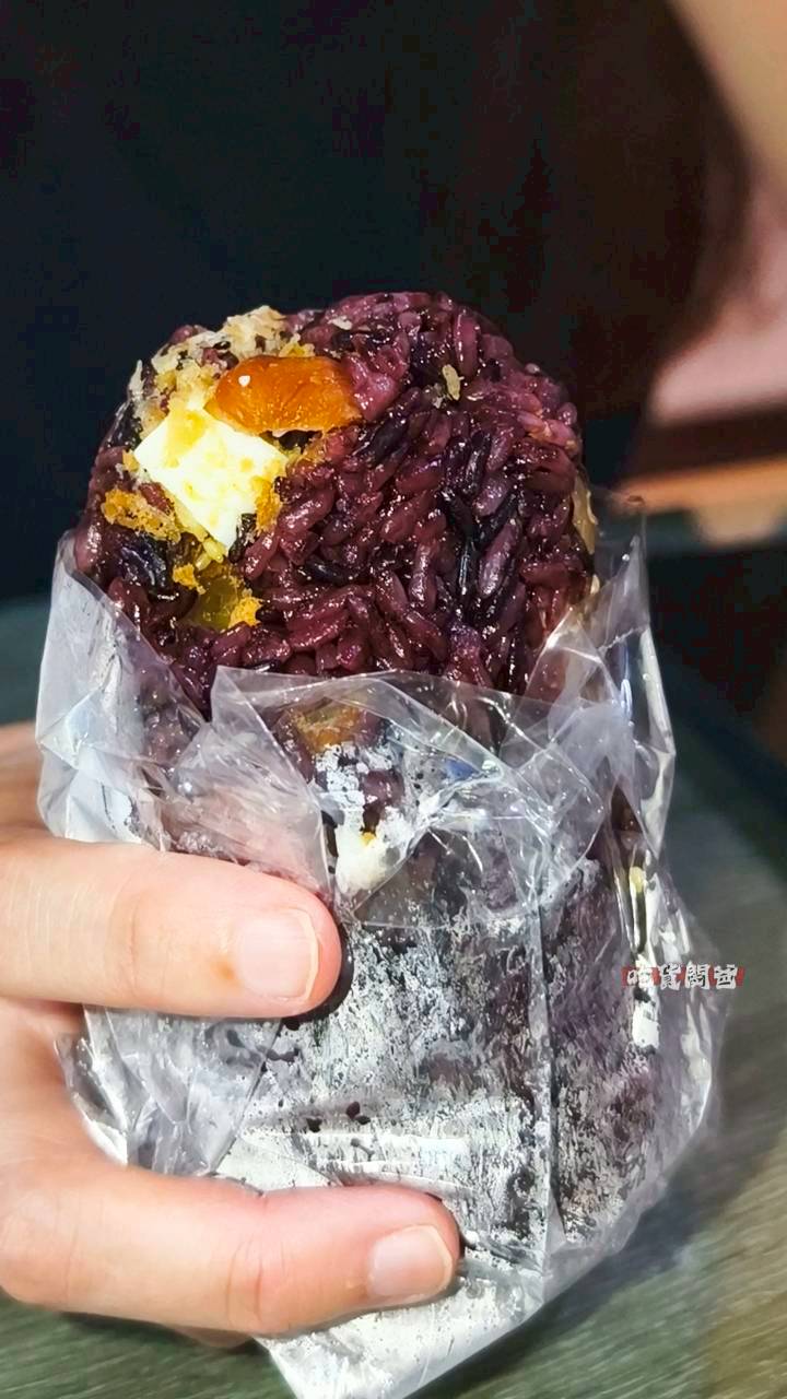 香香飯糰｜鼎中路美食｜老闆怕你餓！一顆抵兩餐，配菜近60樣，浮誇系飯糰！