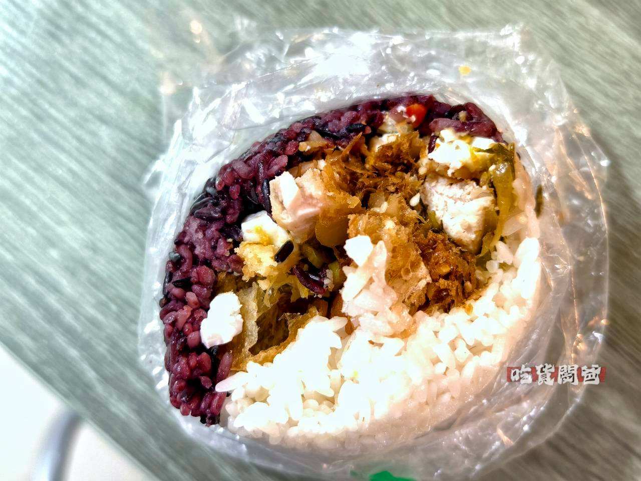 香香飯糰｜鼎中路美食｜老闆怕你餓！一顆抵兩餐，配菜近60樣，浮誇系飯糰！