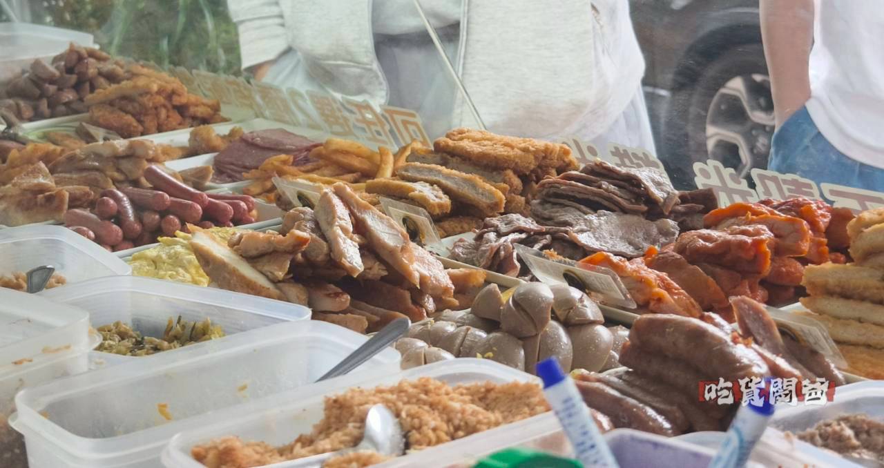香香飯糰｜鼎中路美食｜老闆怕你餓！一顆抵兩餐，配菜近60樣，浮誇系飯糰！