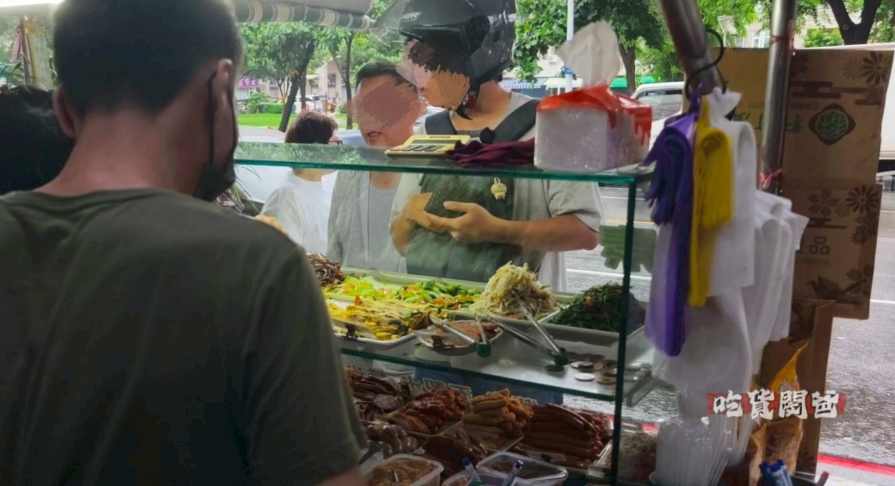 香香飯糰｜鼎中路美食｜老闆怕你餓！一顆抵兩餐，配菜近60樣，浮誇系飯糰！