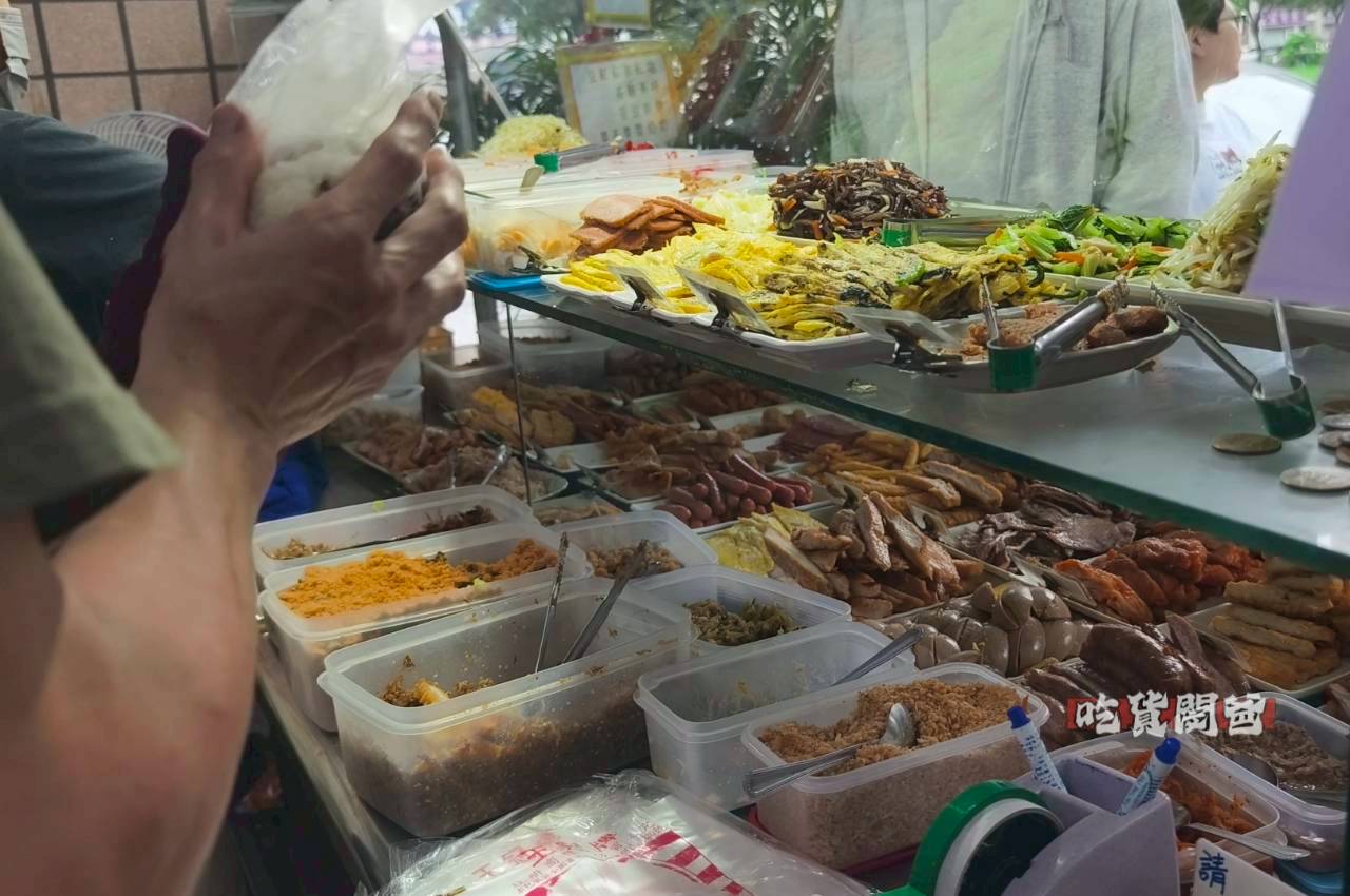 香香飯糰｜鼎中路美食｜老闆怕你餓！一顆抵兩餐，配菜近60樣，浮誇系飯糰！