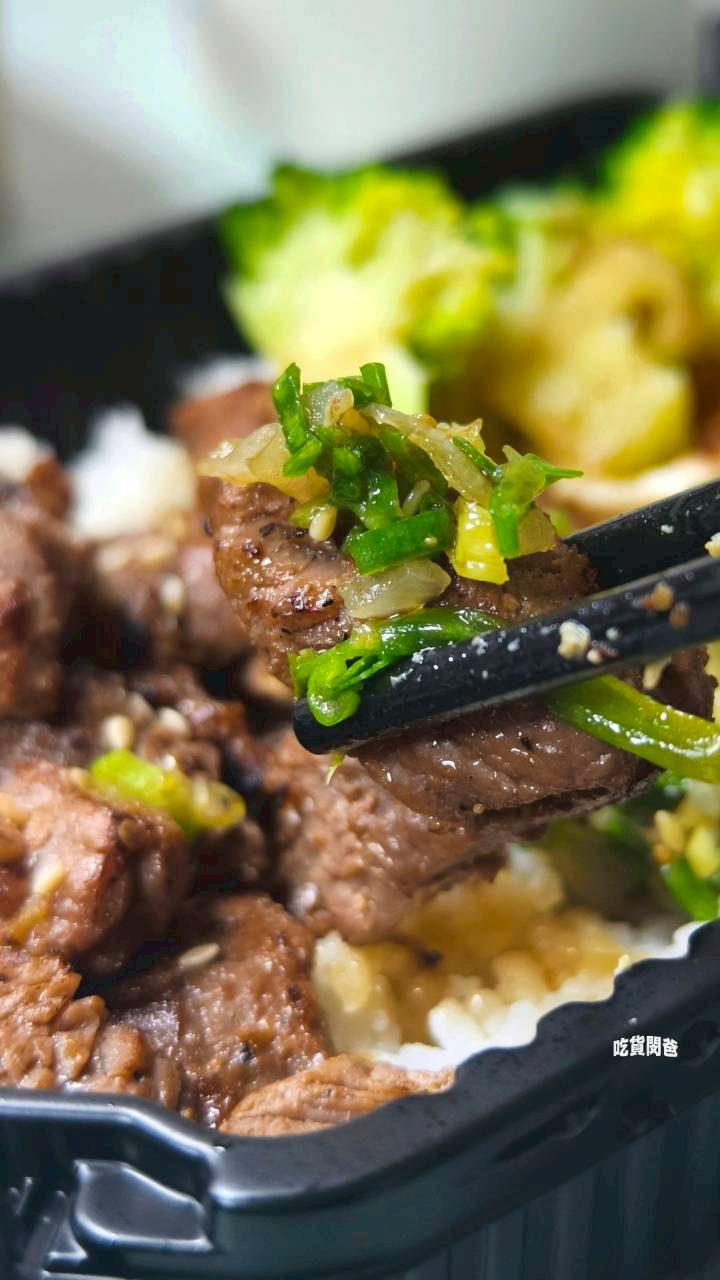 旺芳烤肉飯｜高雄文藻美食｜百元不到！超頂雙火炙燒烤肉飯，還不吃爆！