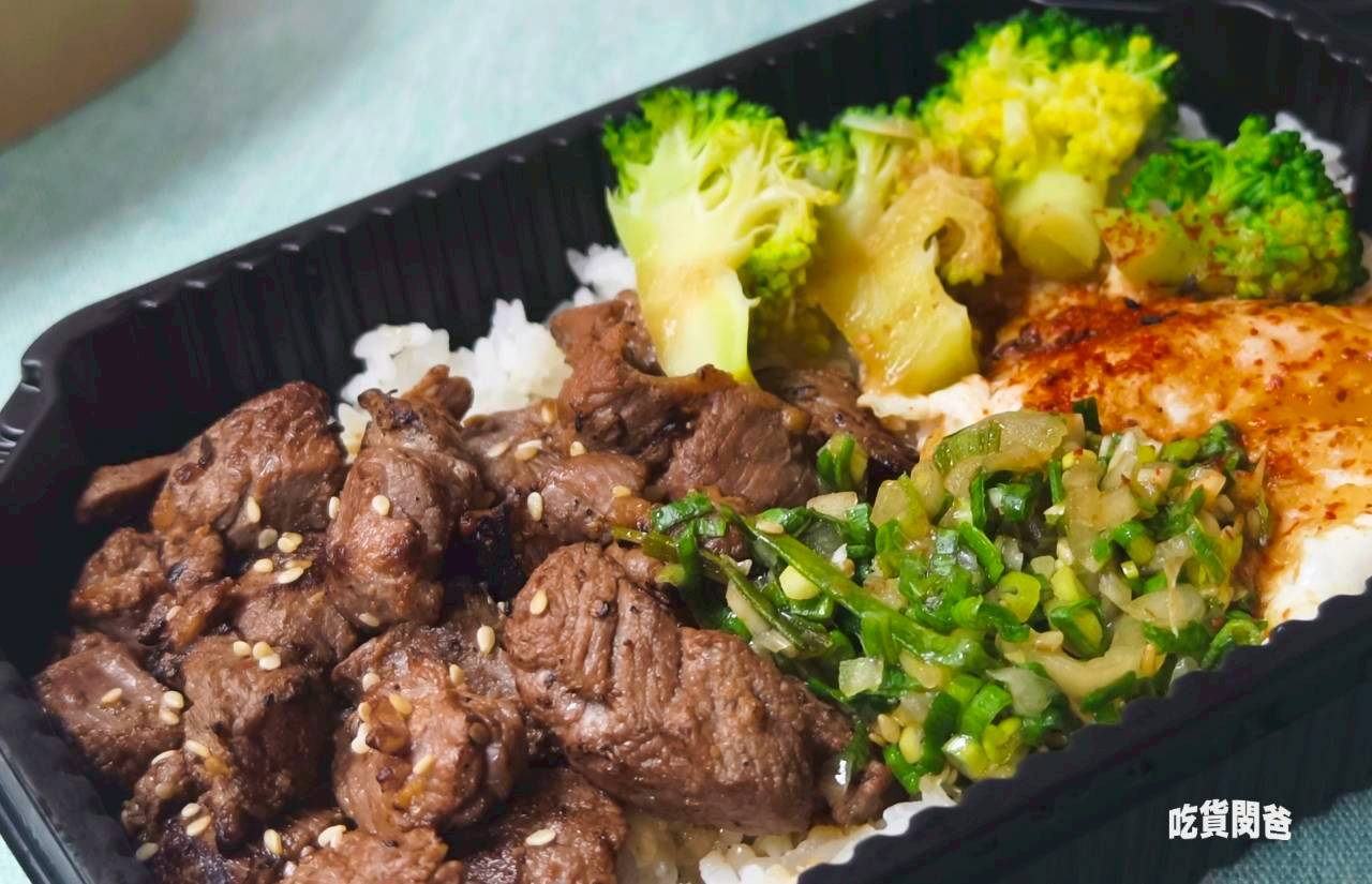 旺芳烤肉飯｜高雄文藻美食｜百元不到！超頂雙火炙燒烤肉飯，還不吃爆！