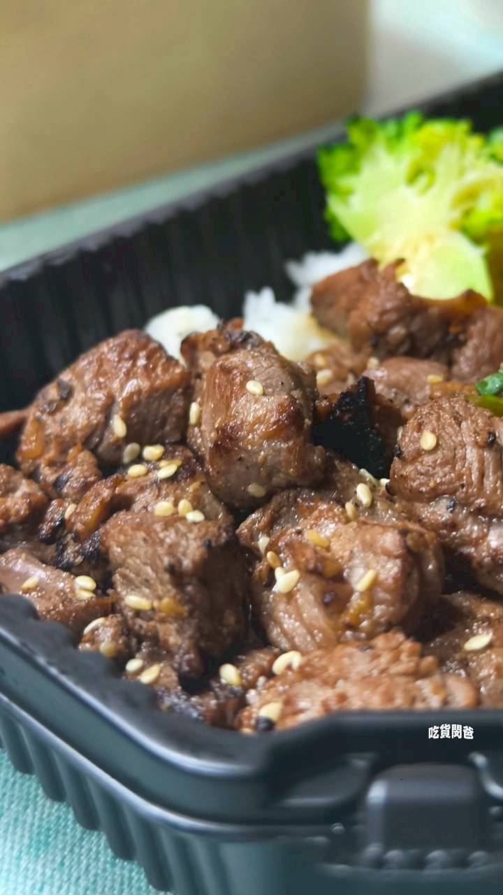 旺芳烤肉飯｜高雄文藻美食｜百元不到！超頂雙火炙燒烤肉飯，還不吃爆！