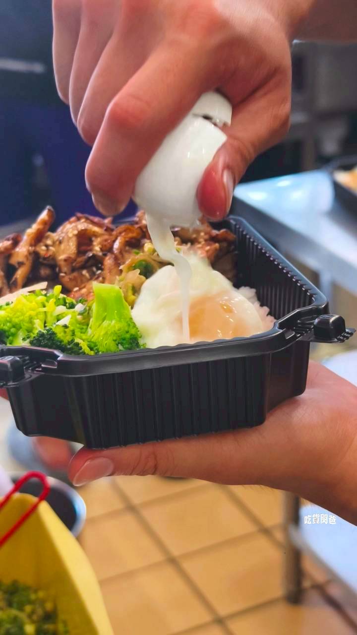 旺芳烤肉飯｜高雄文藻美食｜百元不到！超頂雙火炙燒烤肉飯，還不吃爆！