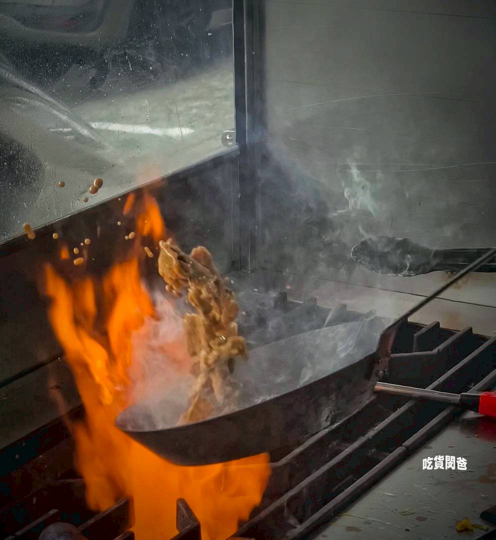 旺芳烤肉飯｜高雄文藻美食｜百元不到！超頂雙火炙燒烤肉飯，還不吃爆！