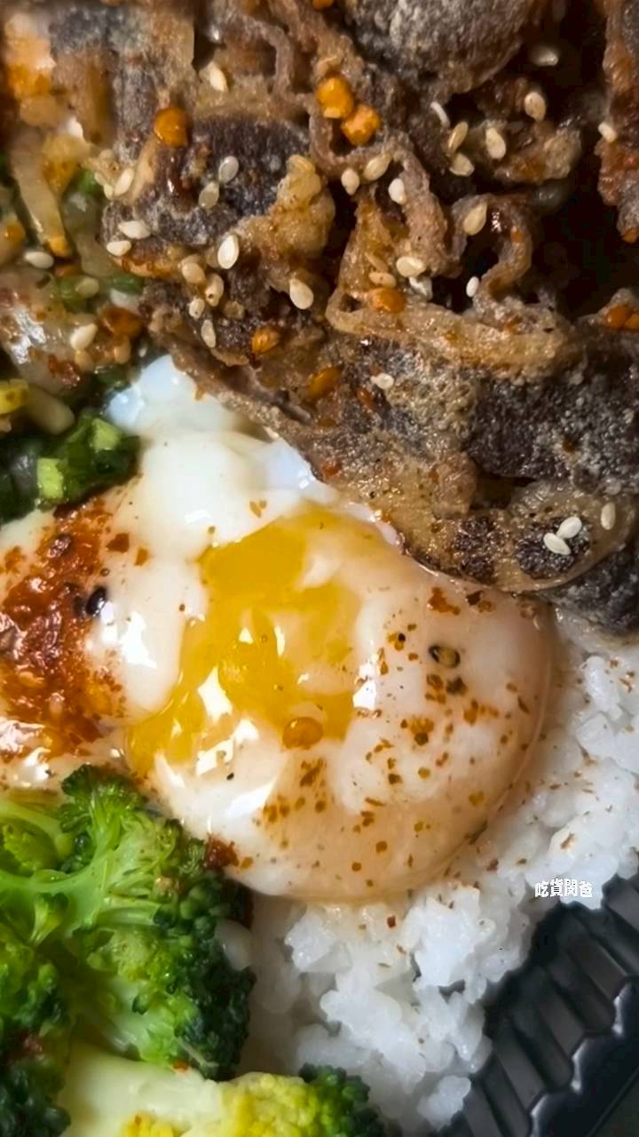 旺芳烤肉飯｜高雄文藻美食｜百元不到！超頂雙火炙燒烤肉飯，還不吃爆！