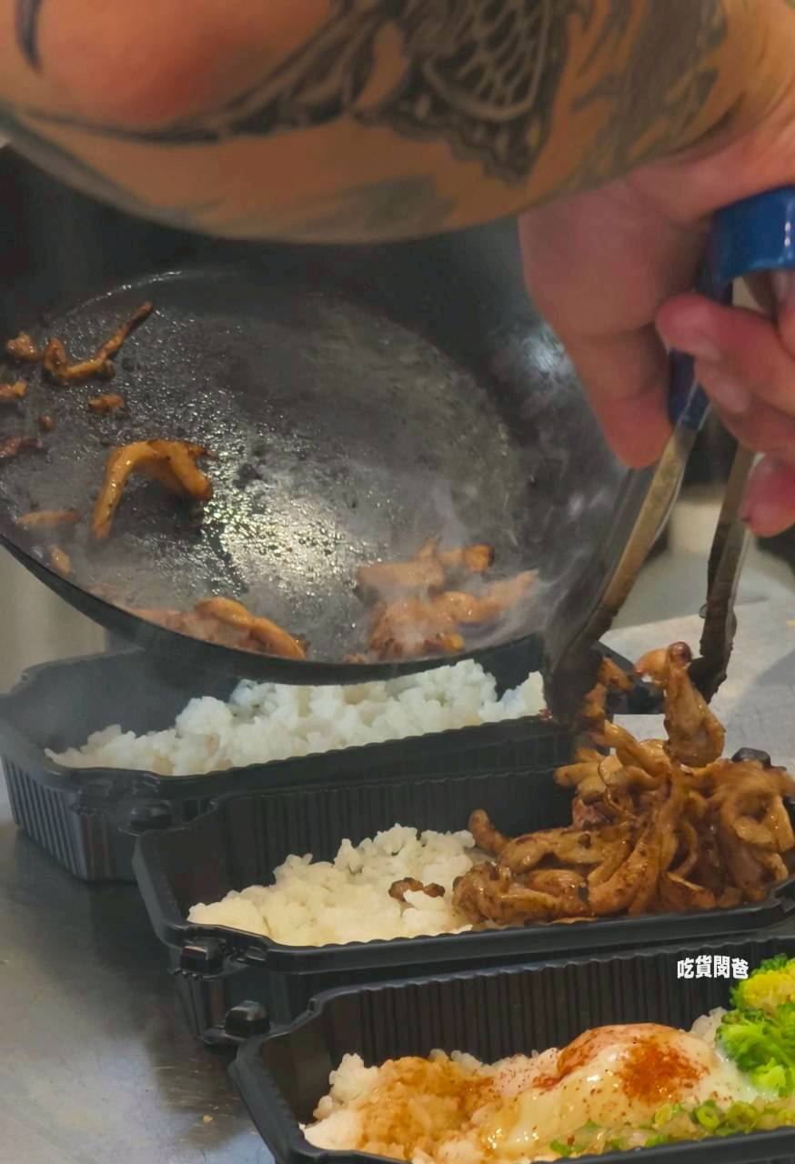 旺芳烤肉飯｜高雄文藻美食｜百元不到！超頂雙火炙燒烤肉飯，還不吃爆！