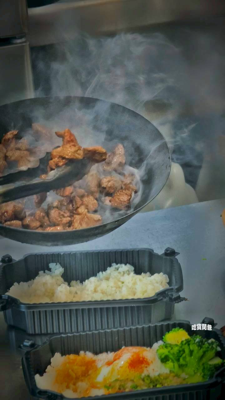 旺芳烤肉飯｜高雄文藻美食｜百元不到！超頂雙火炙燒烤肉飯，還不吃爆！