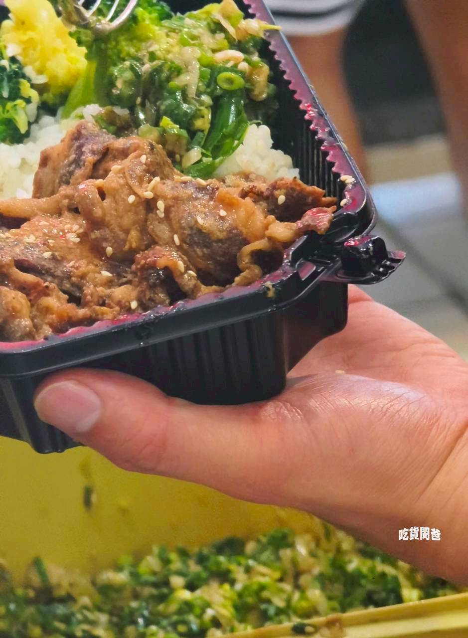 旺芳烤肉飯｜高雄文藻美食｜百元不到！超頂雙火炙燒烤肉飯，還不吃爆！