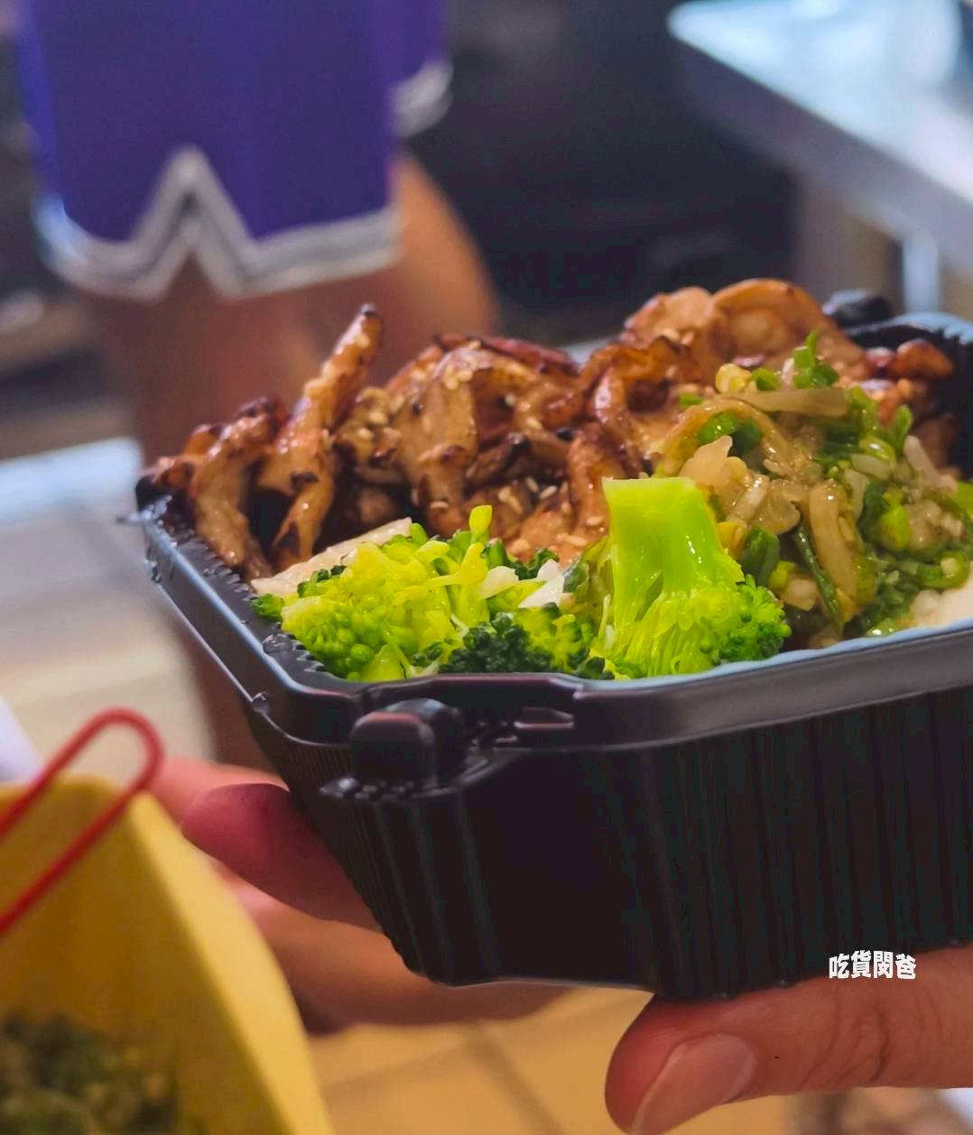 旺芳烤肉飯｜高雄文藻美食｜百元不到！超頂雙火炙燒烤肉飯，還不吃爆！