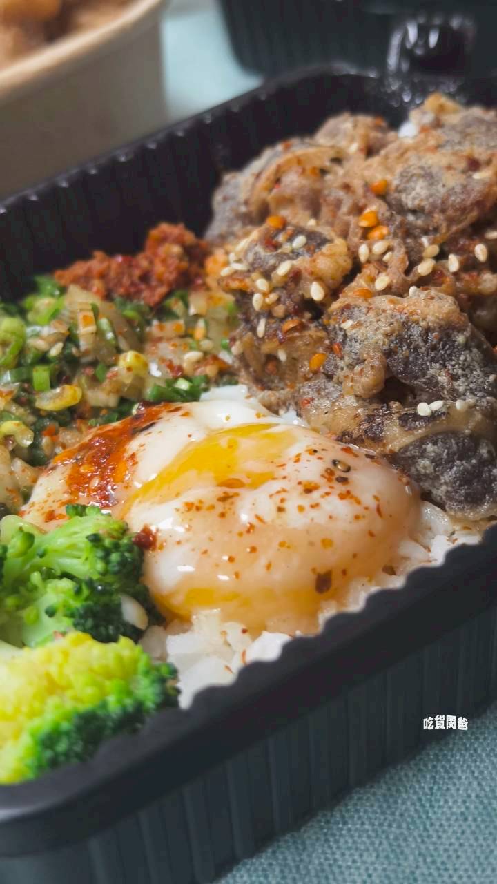 旺芳烤肉飯｜高雄文藻美食｜百元不到！超頂雙火炙燒烤肉飯，還不吃爆！