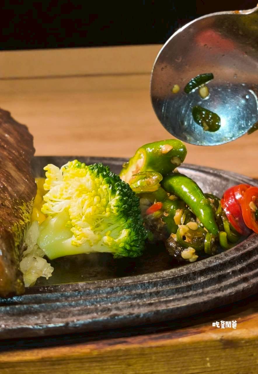 鬥牛士牛排食堂五福店，肉控必吃！自助吧暢用！牛肉狂、鴨胸酥嫩、豬腳脆香！
