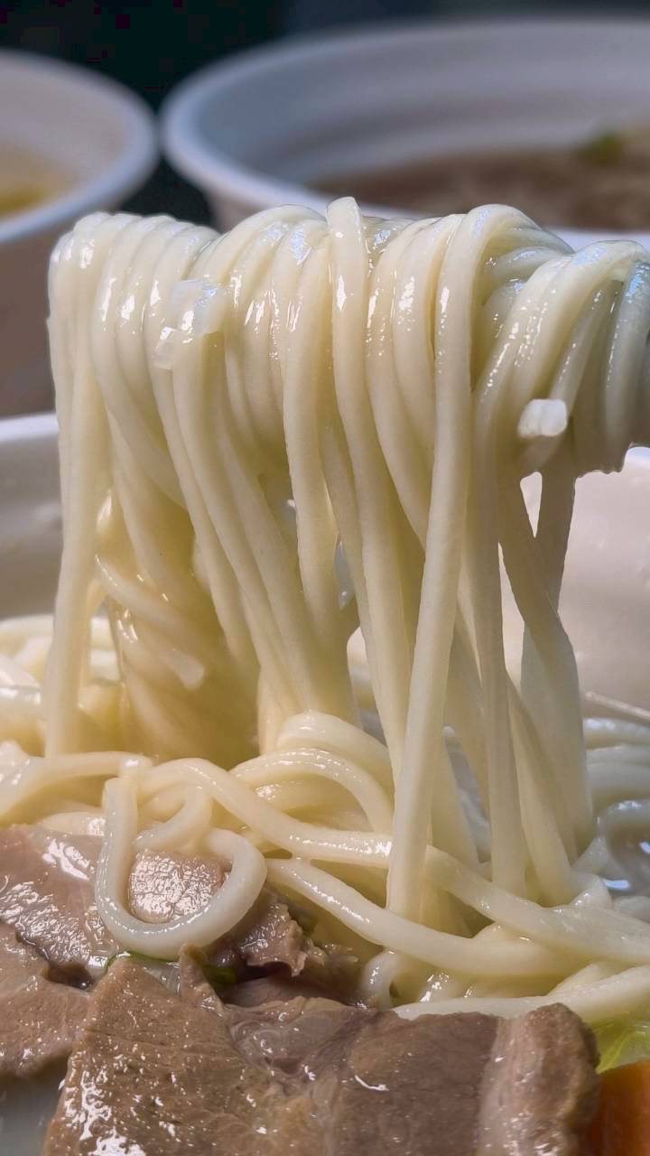 夢想麵館｜儒哥開箱的麵必須來吃一下，對得起價格的99元紅燒牛肉麵，吃過沒？