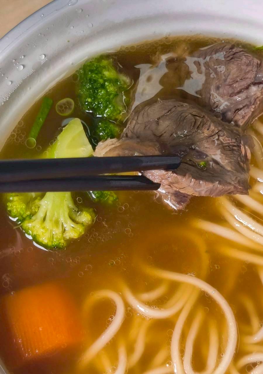 夢想麵館｜儒哥開箱的麵必須來吃一下，對得起價格的99元紅燒牛肉麵，吃過沒？